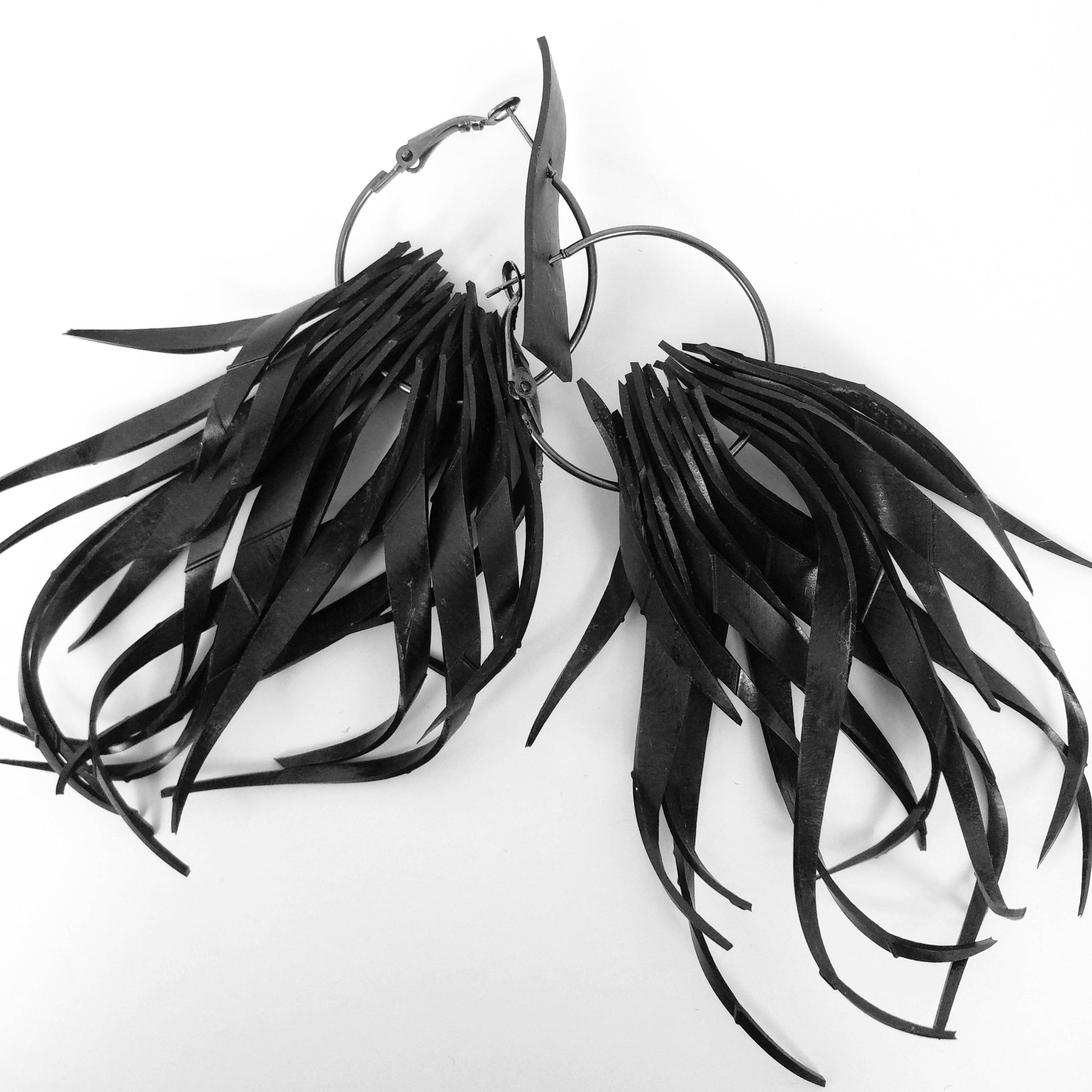 recycled rubber earrings for ecoglam beverly smart laura zabo workshop in lagrasse france